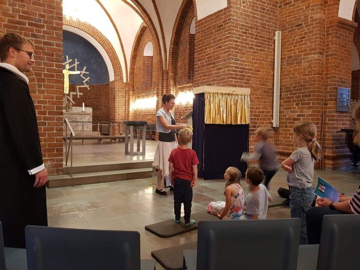 Billede af Kirsten der taler med børn