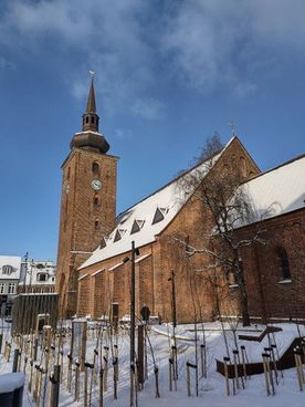 Snebillede af kirken om dagen