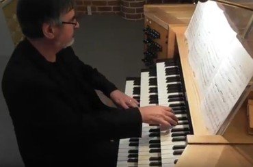 Billede af Kevin der spiller på orglet