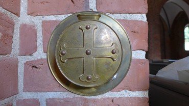 På billedet ses en af kirkens kollektbøsser