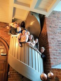Billede af børn på trappen op til klokketårnet
