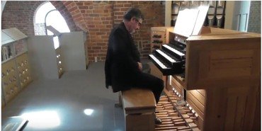 Billede af Kevin ved orglet