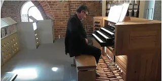 Billede af Kevin ved orglet