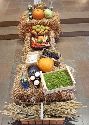 Høstgaver ligger på halmballer