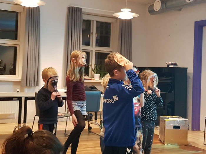 Billede af børn med masker